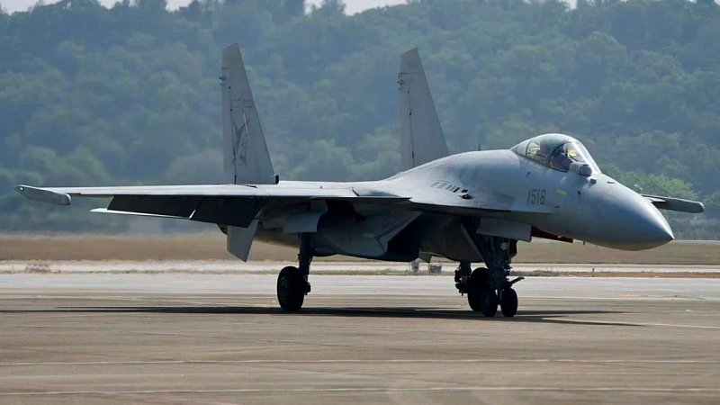 Палубный истребитель J-15T, предназначенный для запуска с помощью электромагнитной катапульты, Китай Палубный истребитель J-15T, предназначенный для запуска с помощью электромагнитной катапульты, Китай